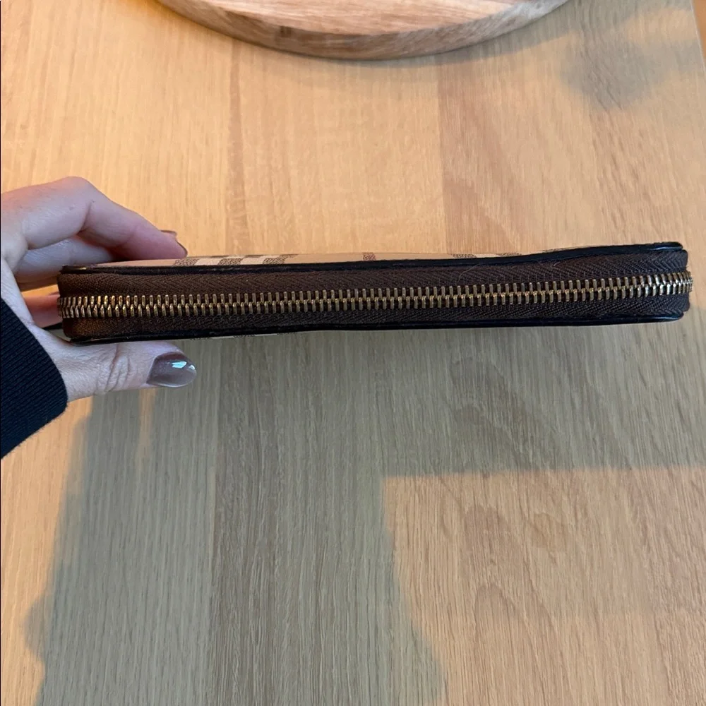 Burberry Novacheck Zip Wallet - Picture 4 of 10